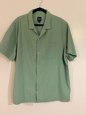 GAP Men's Short-Sleeve Seersucker Button-Up Shirt in Light Sage Green